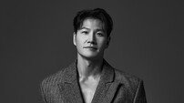 ‘신혼’ 김종국, 상의 없이 재킷만 걸쳤다…‘짐종국’ 벗은 치명 눈빛 [화보]