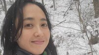 ‘43세’ 김민정, 설산서 포착된 민낯…“아직 고등학생 같아” [SD셀픽]