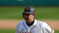 “아빠가 때렸다” 아베 요미우리 감독, 18살 딸 신고로 경찰에 현행범 체포…일본 야구계 발칵, 구단 대표는 “사퇴 포함한 처분 검토할 것”