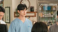 홍민기, 비주얼 칭찬에 쑥스러운 고백…감독이 대신 극찬 (닥터 섬보이)