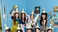 트와이스, 美 AMA서 ‘베스트 여성 K팝 아티스트’ 수상 쾌거