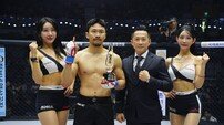 김태위 원주시MMA총협회 회장, 로드FC 라이트급 박찬훈에게 승리 기념 트로피 시상