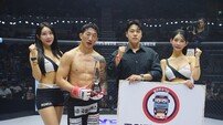 로드FC 한상권에게 승리 기념 트로피 시상하는 김동현 주원지엘에스 팀장
