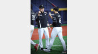 “뭘 울어. 울긴” 실책 후 눈물 훔친 이강민 향한 이강철 KT 감독의 응원
