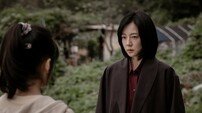 임수정 주연·프로듀싱 미스터리 ‘그림자 아이’, 기묘한 분위기 스틸 공개