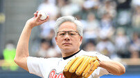 “It was a wild pitch!” KBO리그 첫 시구 돌아본 젠슨 황 CEO의 유쾌한 한마디…두산에 대해서도 “왜 이렇게 잘하는지 대화 나눠” [SD 잠실 라이브]