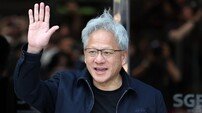 성룡이 젠슨 황 연기?…‘역대급 방한 행보’ 속 온라인 달군 드라마 캐스팅설의 진실