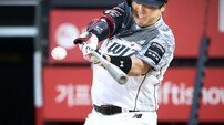 아홉수 넘고 달성한 ‘2600안타’…멈추지 않는 타격기계, 김현수의 활약상 [SD 수원 스타]