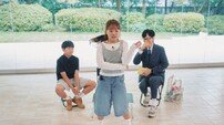 유재석도 웃었다…2200만 뷰 ‘롤러코스터 기절 남매’ 등장
