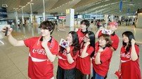 하나로 뭉친 붉은 응원, 출국 전 셀카 남기는 코카-콜라 응원단