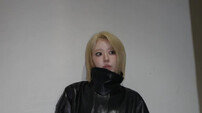 르세라핌 사쿠라, 속바지만 입은 줄…가죽 상하의 면적 차이 깜짝