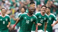 [북중미WC] 개최국 멕시코, 개막전서 ‘2명 퇴장‘ 남아공 2-0 완파…’멕시코 김민재‘ 몬테스도 퇴장, 한국전 결장