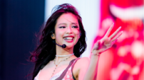 제니 치아에서 반짝이는 장미?…치아 패션 아이템 ‘그릴즈’ 화제