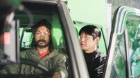 최성곤·손재곤 감독 ‘곤곤 케미’…‘와일드 씽’, 현장 비하인드 스틸 공개