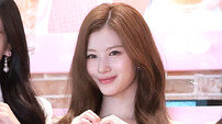 사나, 수영복인 줄…과감한 하의실종룩 시선 강탈