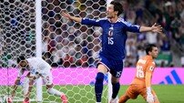‘월드컵 1000번째 경기’ 일본, 튀니지에 전반 2-0 ‘압도적 경기력’