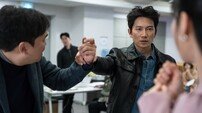 지성·하윤경 강렬한 첫만남 포착 (아파트)