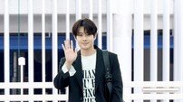 최우식 파리로 떠났다, 캐주얼 무드 공항패션 눈길