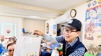 “영웅들의 푸른 청춘을 액자에 담아”… 국가유공자 울린 장수사진 선물