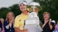 데뷔 첫 ‘메이저 퀸’ 유해란, 상금 30억 원 대박…준우승 윤이나도 18억 원 획득