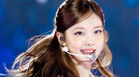 트와이스 재계약 기로에…나연 母 의미심장 SNS “대접받을 차례”