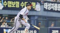 가슴 쓸어내린 LG, 손등에 공 맞은 문정빈 단순 타박 소견…염경엽 감독 ‘안도’