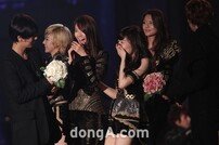 [포토] ‘서울가요대상’ 소녀시대, 슈퍼주니어가 꽃다발 주자 ‘행복해!’