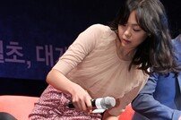 [SD포토] 김민희, 앉기엔 너무 위험한 치마? ‘조심조심’