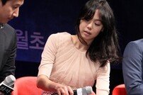 [SD포토] 김민희, 치마가 불편한가? 가리느라 ‘열심’