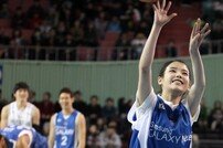 [SD포토]농구 선수 삼촌들 응원 속, 아이유 ‘힘찬 시투’