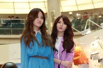 [SD포토] 현아-가윤, 노출 본능 ‘봄처녀 각선미’