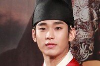 “김수현, 분위기 살리는 까불이 촬영 땐 프로 돌변”