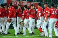 [포토] ‘SK-롯데전’ 이만수 감독 얼굴에 갑작스런 레이저빔 공격