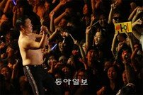 [포토] 싸이, 소주 원샷 등 깜짝 퍼포먼스…시민들 열광!