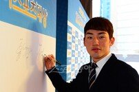 [포토] ‘2012 동아스포츠대상’ 싸인을 하고 있는 넥센 서건창