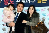[포토] ‘골든글러브’ 박한이, 가족과 함께 포토타임 ‘딸바보 인증’