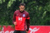 [포토] 김남일, 비가 와도 살아있는 카리스마
