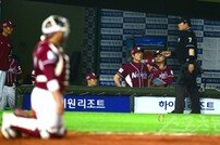[포토] 김병현, \"4회에 퇴장이라니…\"