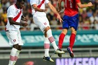 [포토] ‘한국 페루 축구’ 이근호, 정확한 헤딩슛