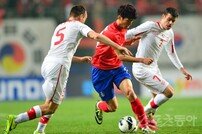 [포토] ‘한국 스위스 축구’ 이청용, 스위스 수비와 치열한 볼다툼