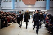김재중, 오사카 공연 위해 일본행…공항에 300여 팬 운집