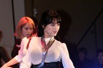 [포토] ‘레인보우 블랙’ 재경, 19금 쩍벌 작렬…男心 초토화!