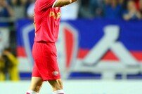 [포토] ‘수원-PSV’ 관중들에게 인사를 하며 교체되는 박지성