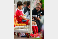 [포토] ‘수원-PSV’ 벤치에서도 경기를 지켜보는 박지성