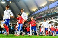 [포토] ‘한국 튀니지 중계’ 선수들 입장… ‘듬직하네’