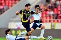 [포토] 성남-울산 축구, 치열한 몸싸움 ‘조심조심’