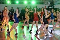 [포토] 치어리더, 단체로 섹시 댄스 ‘관중들 계탔네!’