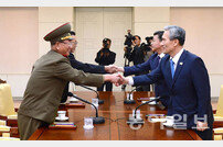 남북고위급 접촉 사흘째 강행군…북한 잠수함 수십 척 기지 이탈 ‘초긴장’