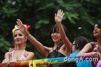 [할리우드DA:다] 배두나, 브라질 게이 축제에 깜짝 등장 “진짜 행복한 얼굴”