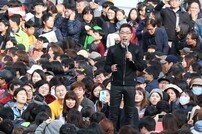 [광화문 집회] 김제동 “이 땅의 진짜 대통령은 시민 여러분”